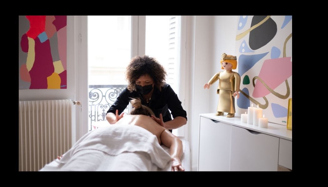 Séance holistique en cabinet, lumière dorée